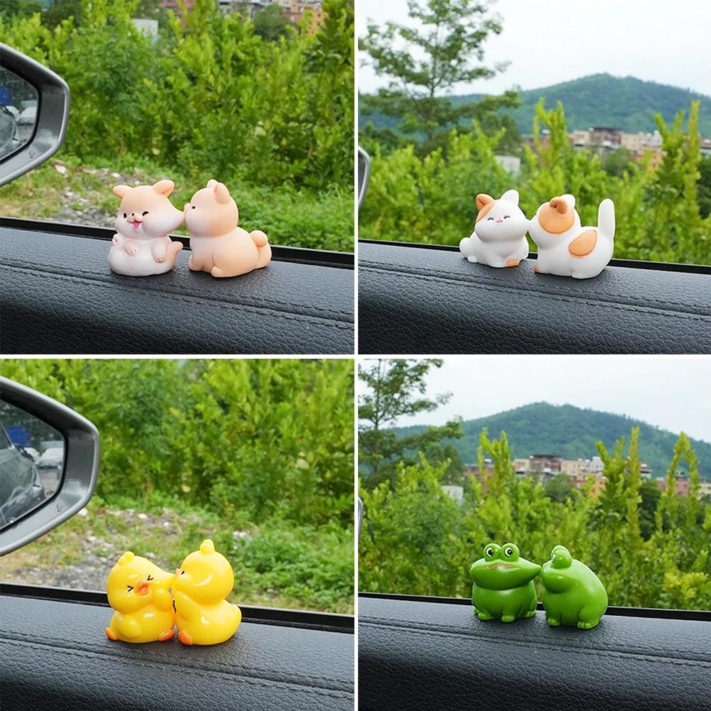 2 Buc. Desene Animate Față de Sărut Iepure Pisoi Păpușă Ornamente Rațe Amuzantă Rășină Broaște Figurine Ornamente Ornamente Tablou de Bord Interior Mașină
