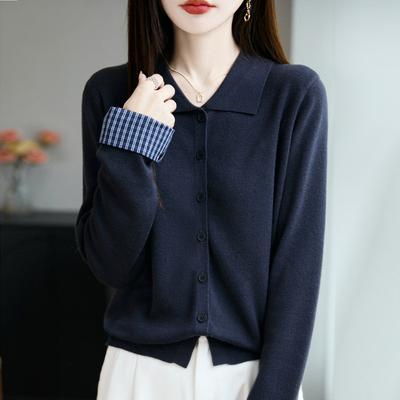 Ein neuer Herbst- und Winter-Strickcardigan mit Revers und langen Ärmeln für Damen, mit einem karierten und farblich abgesetzten Design an den Bündchen