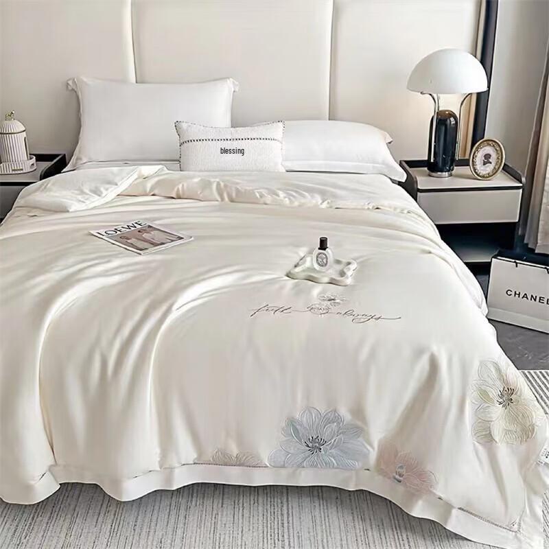 Qilu Elegant Tencel Embroidered Silk Quilt