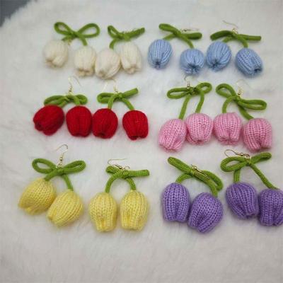 Affascinanti Orecchini in Lana Lavorati a Maglia a Forma di Fiore di Tulipano per Donna