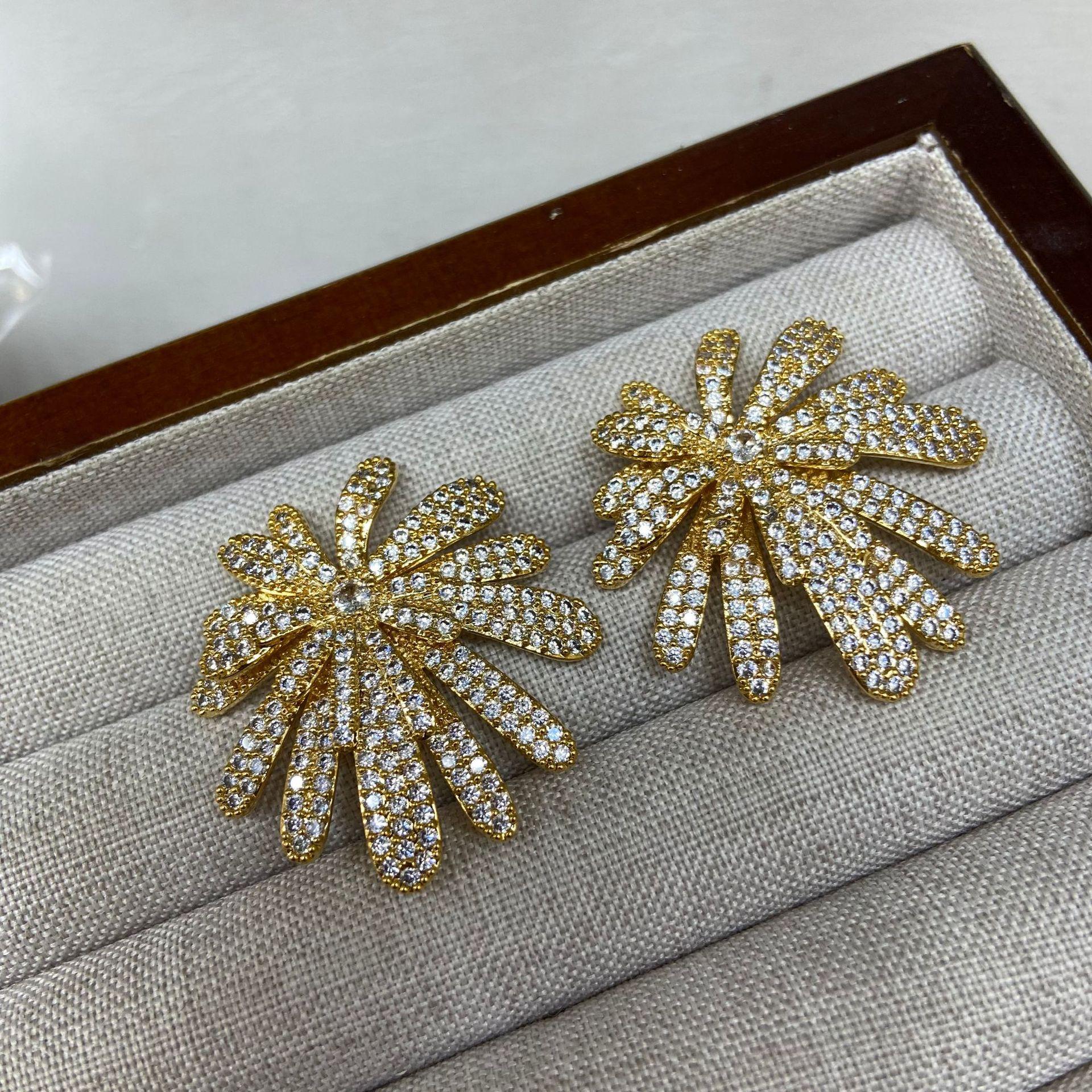 

Super Flash Full Diamond Fireworks Earrings Women S Light Luxury Heavy Industry Exaggerated Flower Earrings High-End Luxury Versatile Earrings
