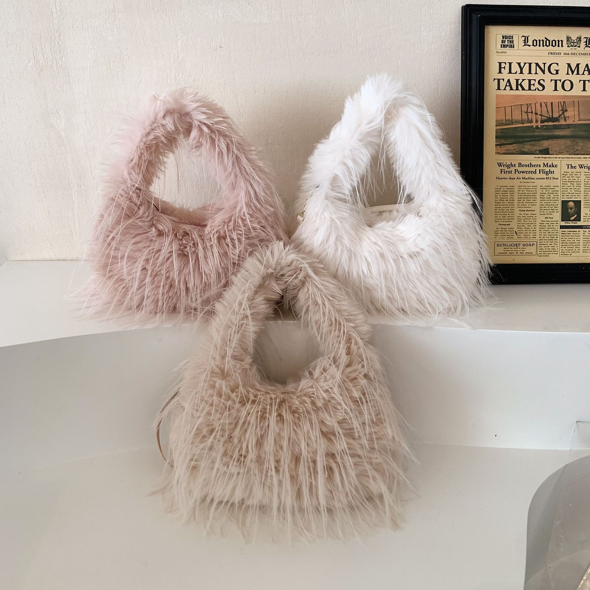 

В этом году популярная супер-горячая нишевая плюшевая сумка женская 2025 новая сумка-мессенджер на цепочке плюшевая сумка под мышкой белый