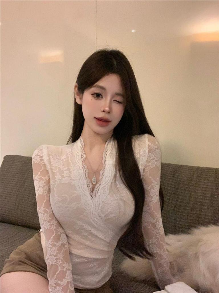 Black Women's V-Neck Lace Long Sleeve Top for Autumn and Winter - Slimming and Stylish Inner Base Shirt