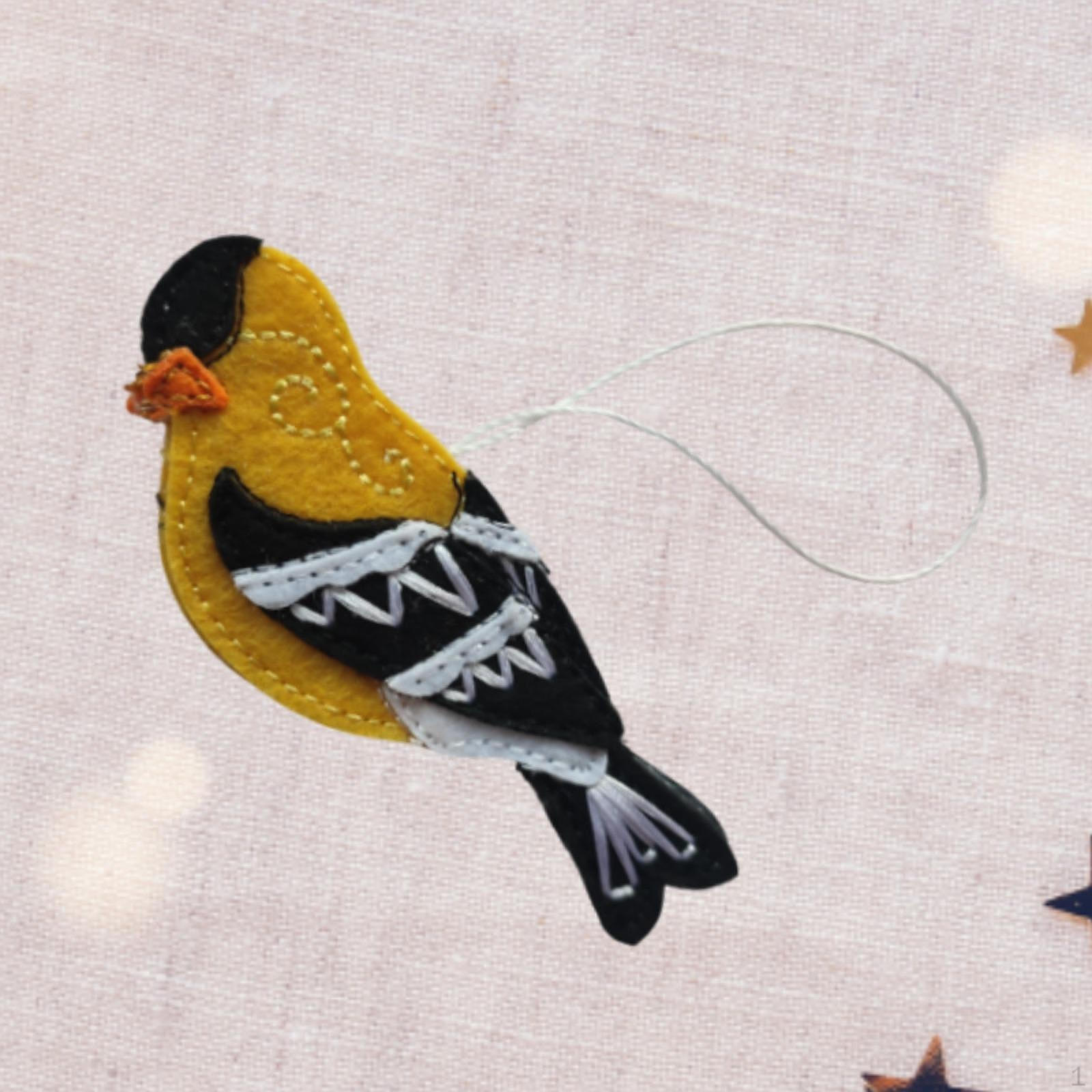 

Украшение в виде птицы из фетра для елки и праздничного использования дома Yellow Black