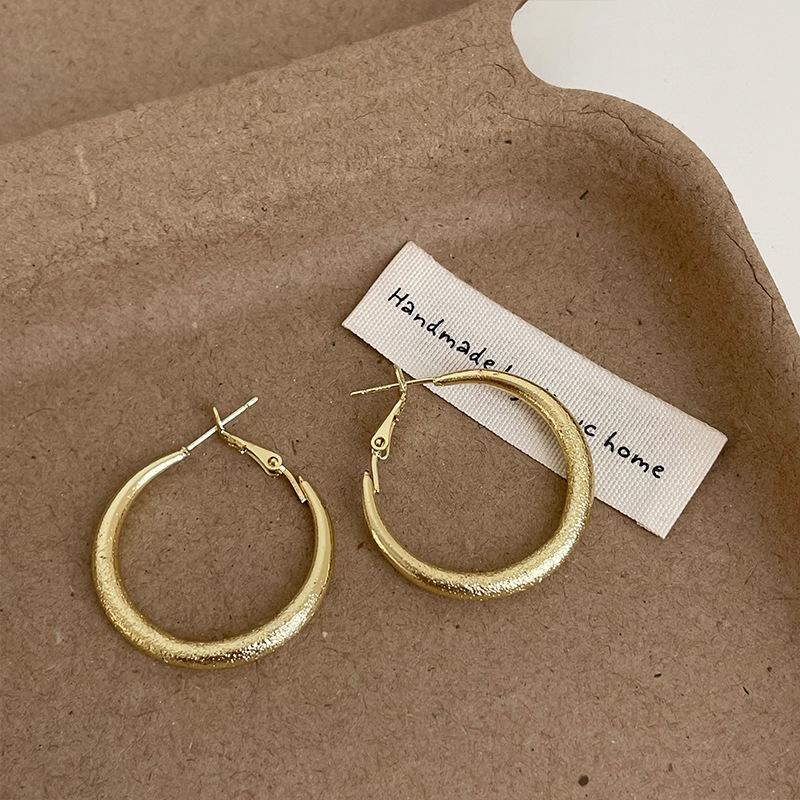 

Нишевые высококачественные матовые круглые серьги женские легкие роскошные индивидуальные модные изысканные универсальные серьги