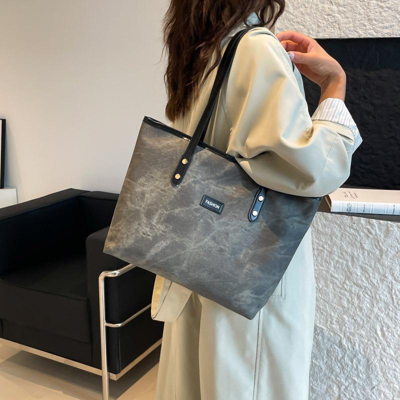 Sac à bandoulière polyvalent haut de gamme sac cabas rétro sac à bandoulière de mode pour les trajets quotidiens sac à bandoulière simple polyvalent de niche sac sous le bras