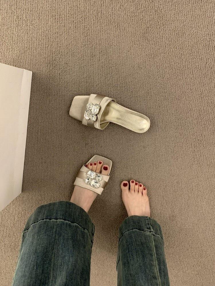 Temperament rhinestone word with open-toed thick-heeled slippers for women's summer wear new beautiful low-heeled sandals