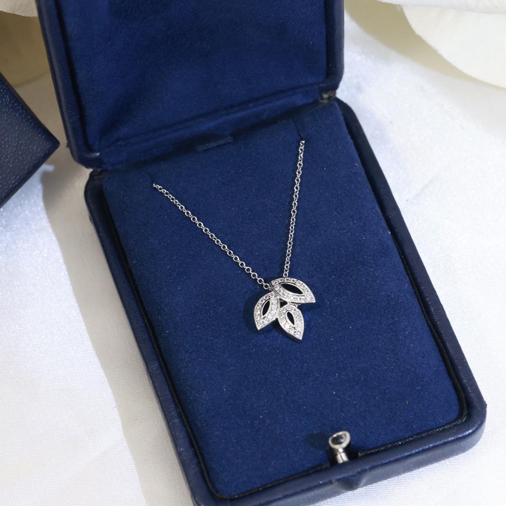 Hollow out clover pendant necklace 18K Asian gold material Luxurious, beautiful, noble, atmospheric, daily wear jewelry