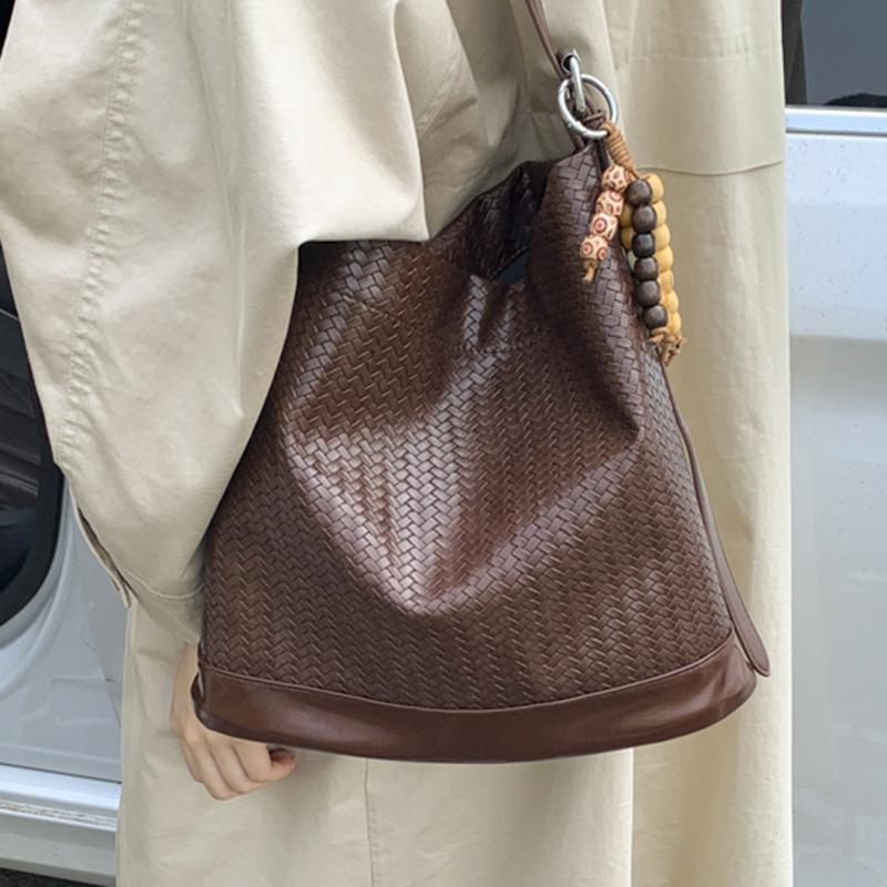 Woven bag women's trend bucket bag 2025 new niche fashionable underarm bag retro texture shoulder messenger bag