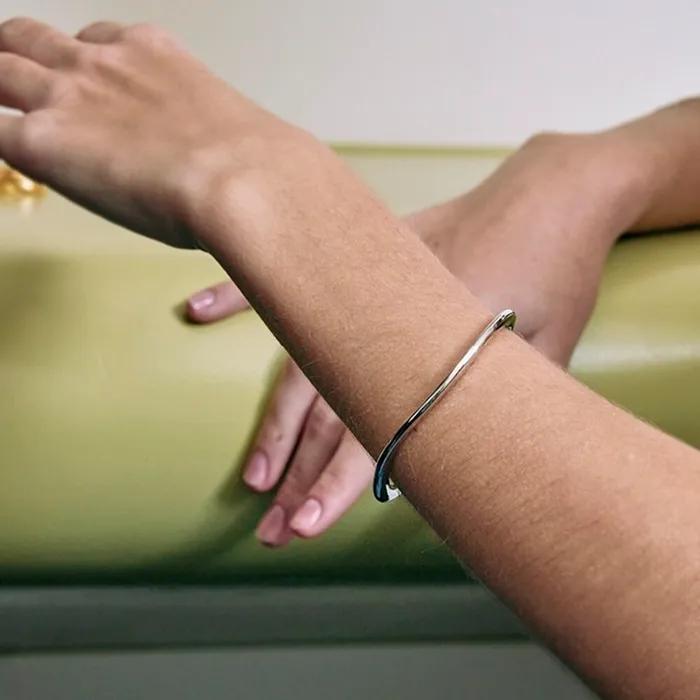 Flat wavy bracelet