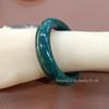 Bracciale in Giada Blu Profondo Xiuyan con Design a Fiore di Giada