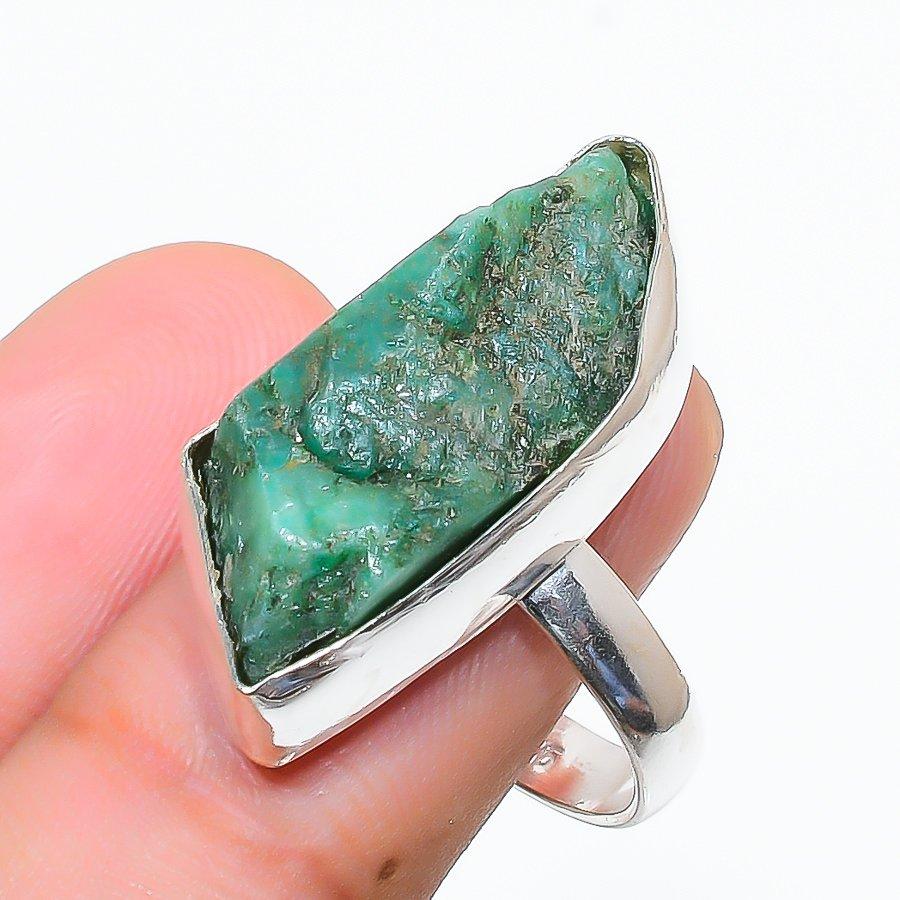 

Изумруд натуральный драгоценный камень ювелирное изделие из серебра 925 пробы размер 8.5 O5o38