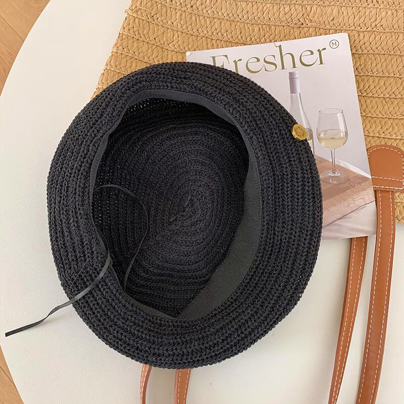 

Женская вязаная шапка-берет с металлической биркой