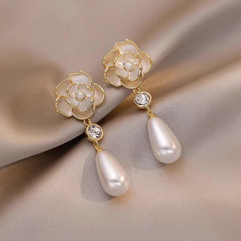 Baroque Natural Pearl Earrings Women's French Retro Temperament Stud Earrings Niche High-end Light Luxury Handmade Ear Jewelry