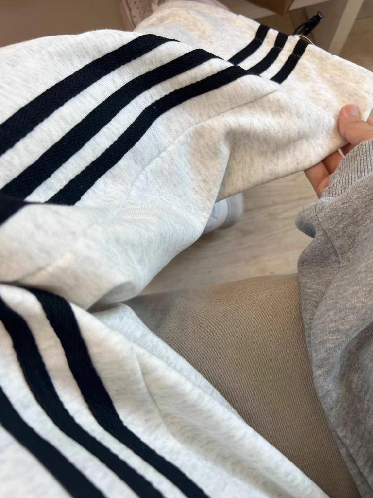 Damskie dresowe spodnie w paski, drapowane, z prostą nogawką, Wiosna/Jesień 2025: Wszechstronne szerokie nogawki, mankiety, swobodny krój.