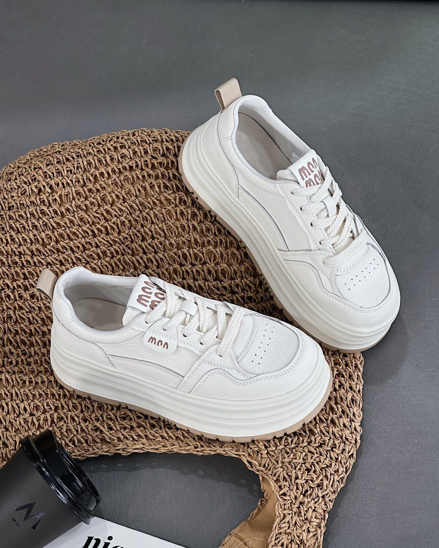 

Leather lightweight round head lace-up board shoes women s 2025 spring new versatile fashion muffin platform casual white shoes 40