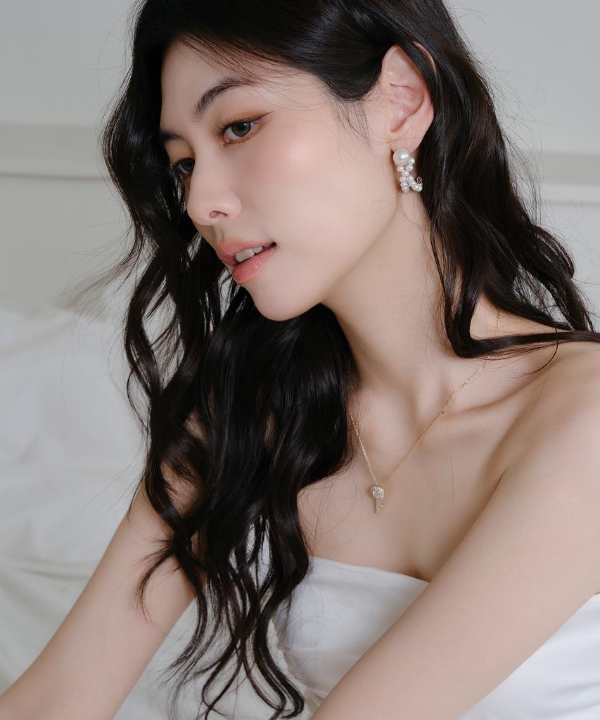 Reve X Pearl Curve Earrings