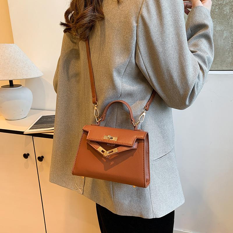 

Popular bag women s 2025 new women s fashion shoulder bag simple solid color messenger bag casual commuter small square bag 20*7*14 кофейный