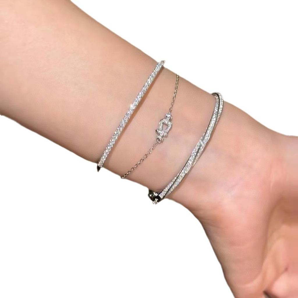 18K Gold Twisted Floral Bracelet for Women: Finely Carved, Diamond-Free, Spiral Design