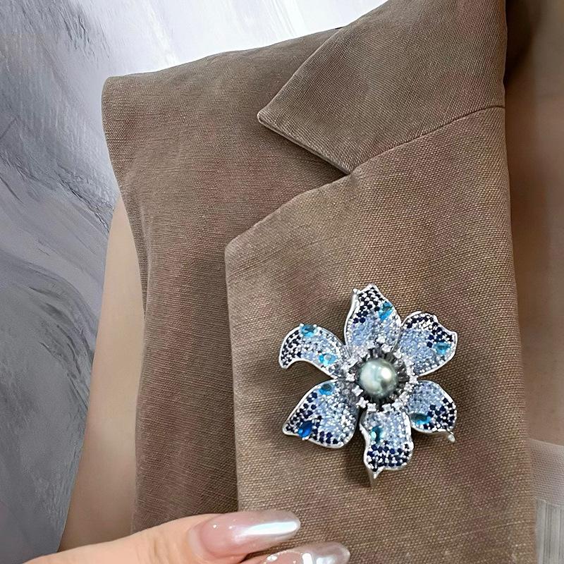 Retro Blue Flower Brooch with Gradient Zircon and Pearl Corsage.