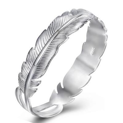 Retro Takahashi Lang Feather Bracelet: Soft 3D Charm with Lifelike Texture