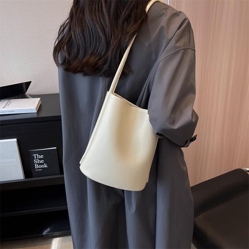 Sacs à bandoulière simples pour femmes de style coréen à la mode Été Nouveau Couleur unie simple Populaire Sac seau féminin