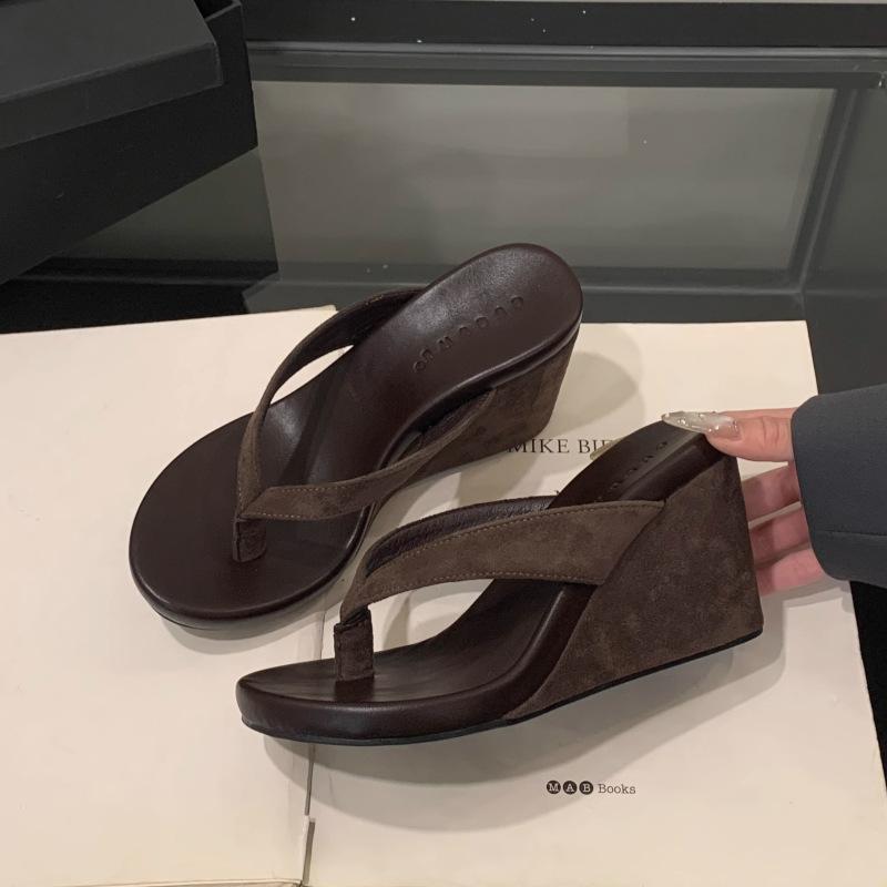 Sommer 2025 neue Nische Dicksohlige Zehenerhöhende kleine Sandalen mit Keilabsätzen und High Heels mit Füßen. Zehentrenner für Damen