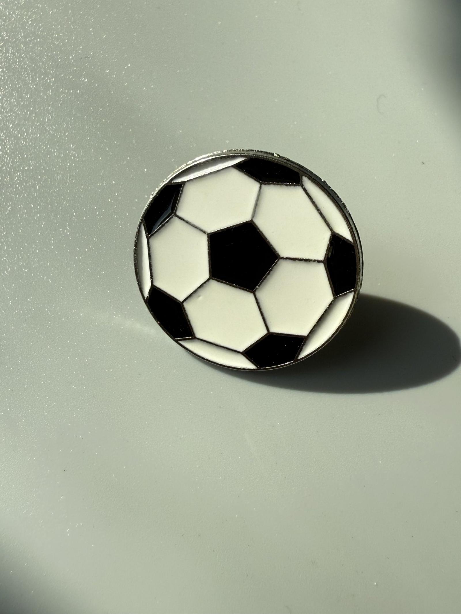 Creative Metal Soccer Ball Pin Badge 2 5cm Diameter Football Themed Collectible Accessory Commemorative Series Suitable for Various Uses One Size белый