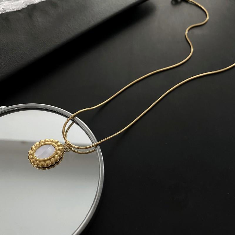 2025 Women's Titanium Steel Necklace: Light Luxury, Clavicle Chain, Non-Fading High-End Accessory
