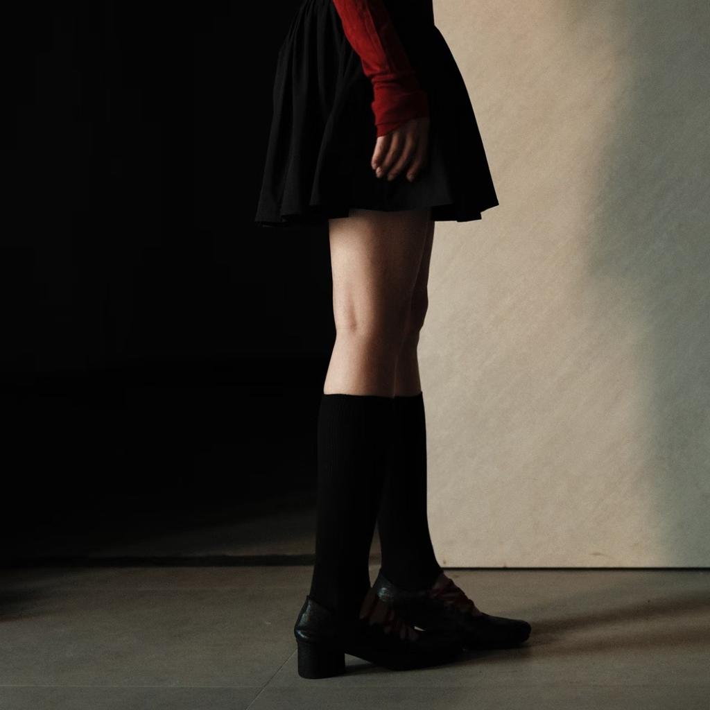 Rindslederversion~ flacher dicker Absatz einzelne Schuhe Damen Xia Xin plissiertes Kreuz-Gummiband eckige Spitze mittlerer Absatz Mary Jane Schuhe