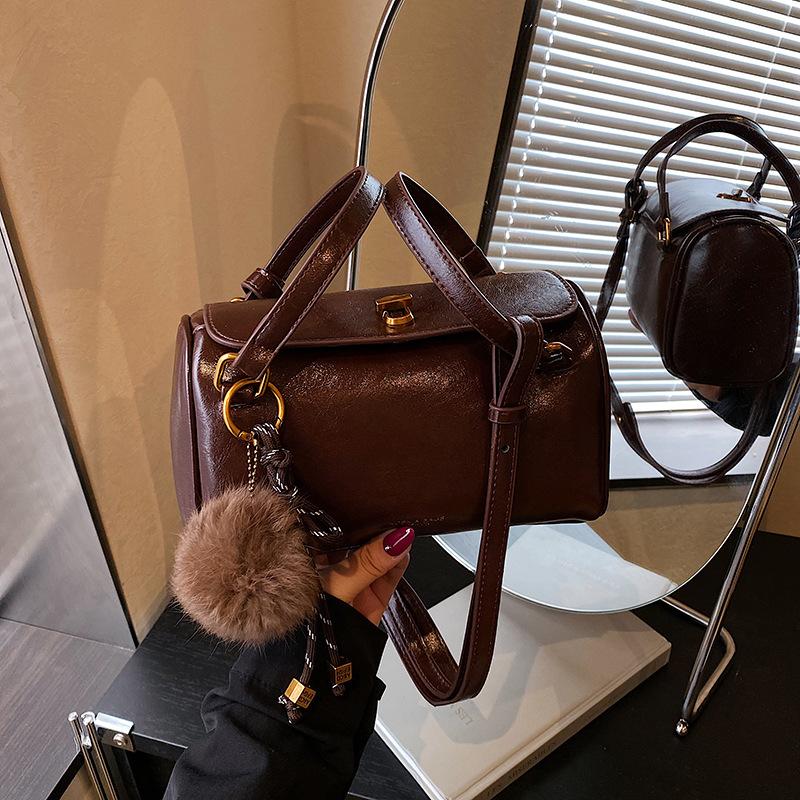 Retro bag women's large capacity 2025 new autumn and winter leisure niche design messenger bag portable commuter pillow bag