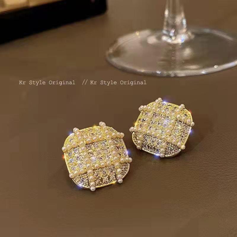 Korean Elegant Pearl Stud Earrings for Women: Versatile, High-Class Style Jewelry