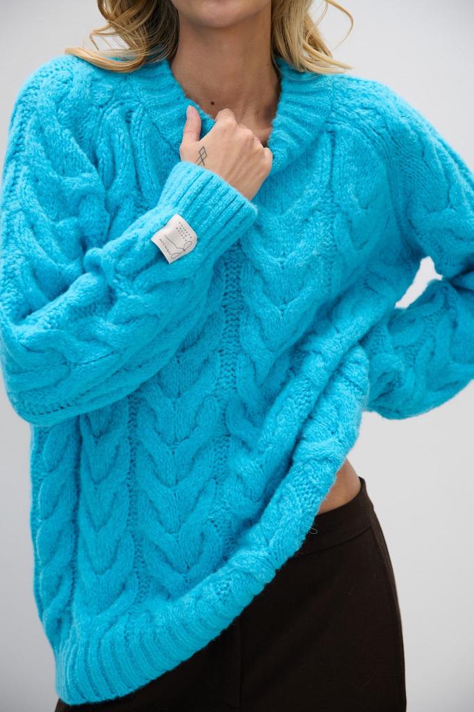 Warm blue cable-knit sweater with a neckline 40/42
