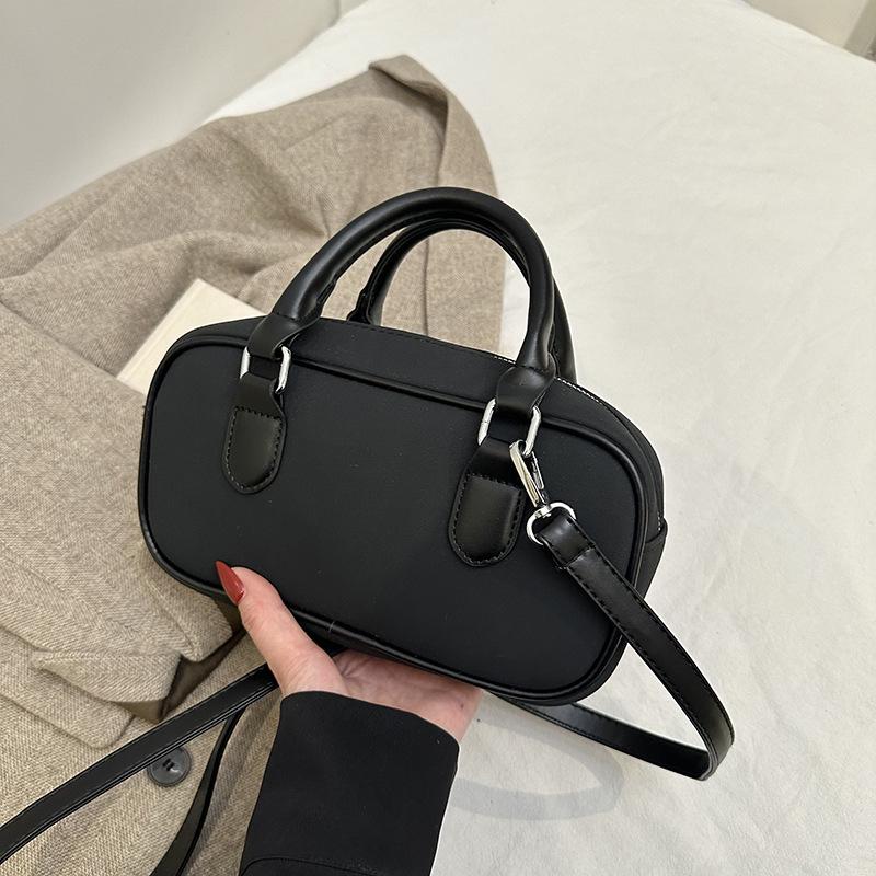 Hand Carrying Retro Bowling Bag Women's 2025 Winter New Fashion Casual Shoulder Bag Niche High-end Messenger Bag