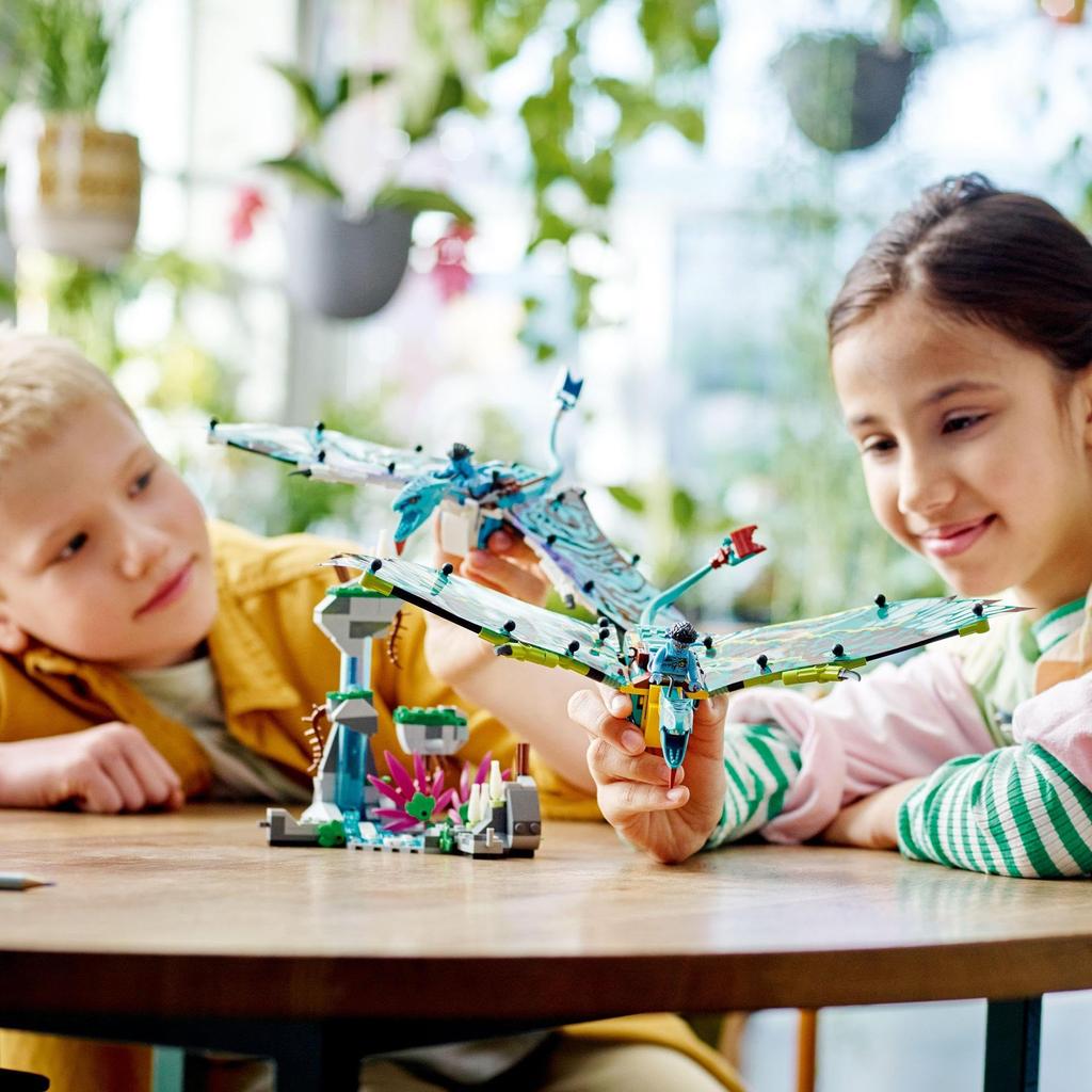 LEGO Avatar: Jake and Neytiri's First Flight of the Banshee 75572, a Fantastic Movie Gift for Boys and Girls Ages 9 and Up.