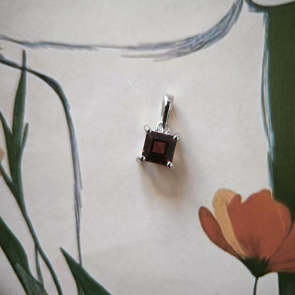 Silver Pendant with Garnet 0.85ct (2204367)