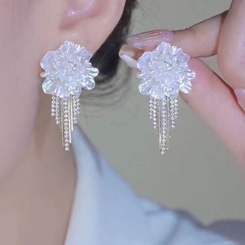 

White Camellia Earrings Elegant Elegance Rhinestone Tassel Earrings Fancy Niche Style Exquisite Flower Silver Stud Earrings 188# white petals