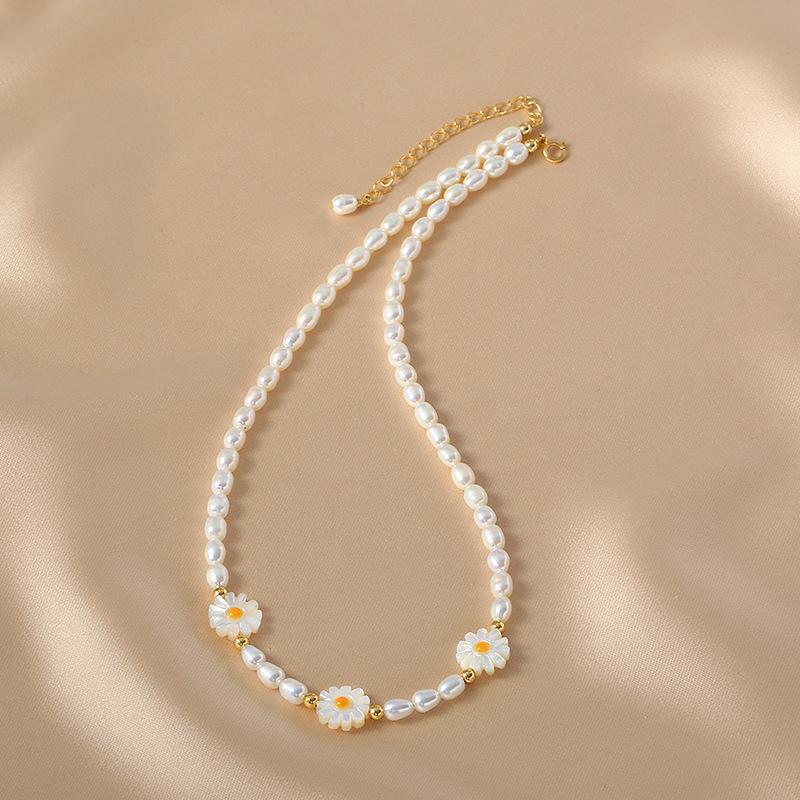 Simple natural freshwater millet pearl necklace, high-end design sense, small daisy collarbone chain, niche versatile neck chain