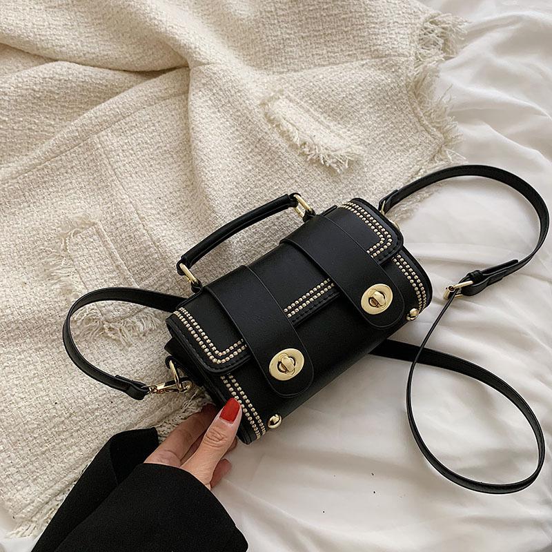 

Сумка 2025 Новая Универсальная Сумка Мессенджер Премиум Легкая Роскошь Нишевая На Плечо Ручная Женская Сумка 19*7*11 чёрный