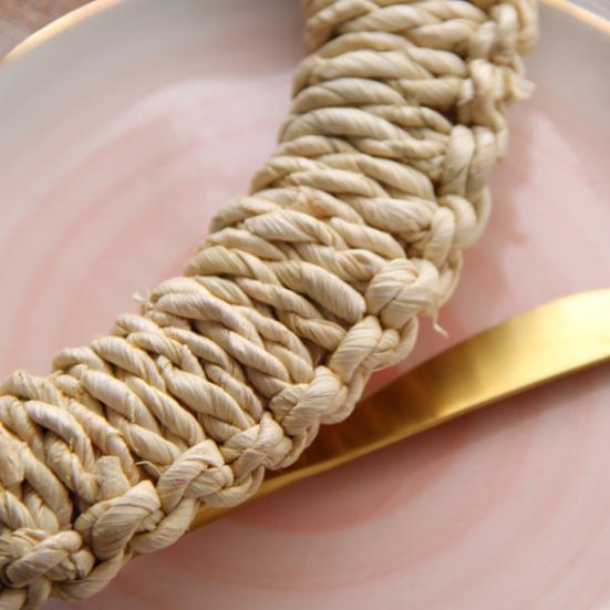Handwoven Grass Placemat Anti-slip Coaster Heat-Resistant Table Mat Decorative Dining Mat for Home Restaurant Outdoor Use