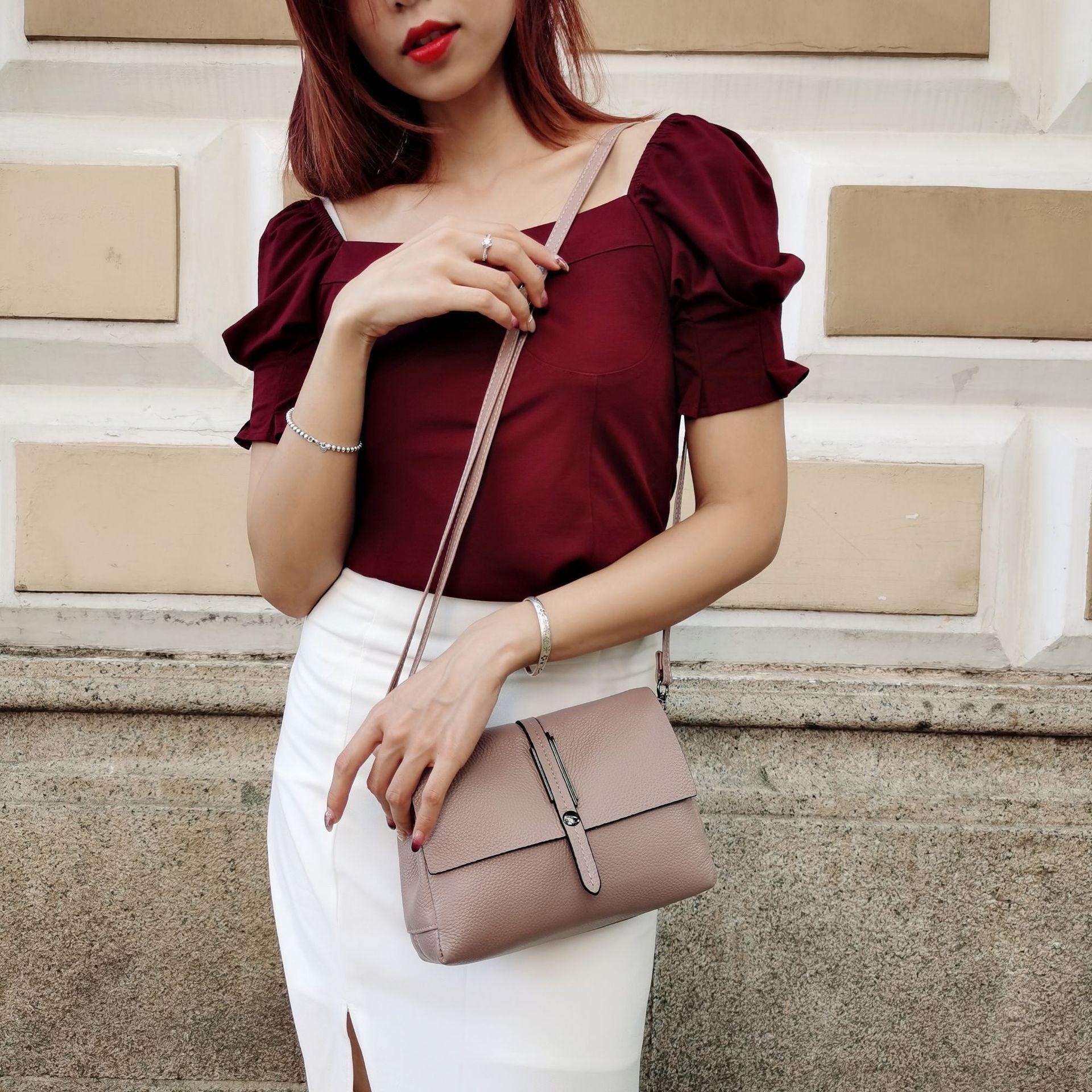

Leather Women s Bag With Fashionable Texture Underarm 2025 New Large Capacity Cross-border Commuting Tote Versatile Small Square Length 21, Width 7, Height 15CM рожевий