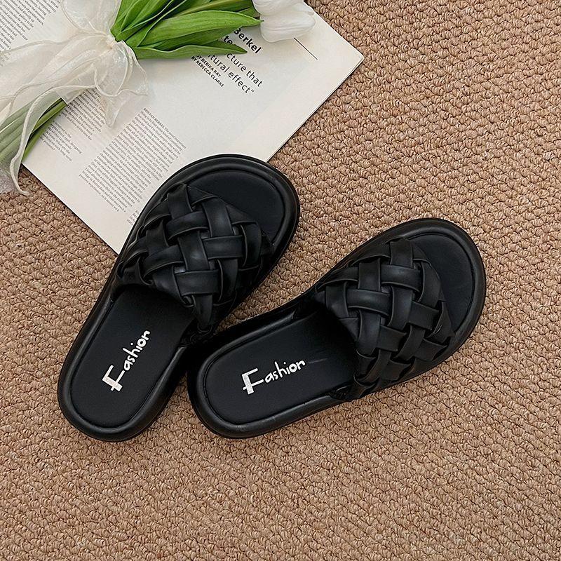 2025 new flat-bottomed thick-soled slippers for women's summer wear, fashionable and versatile, stepping on shit, soft-soled sandals for women, on