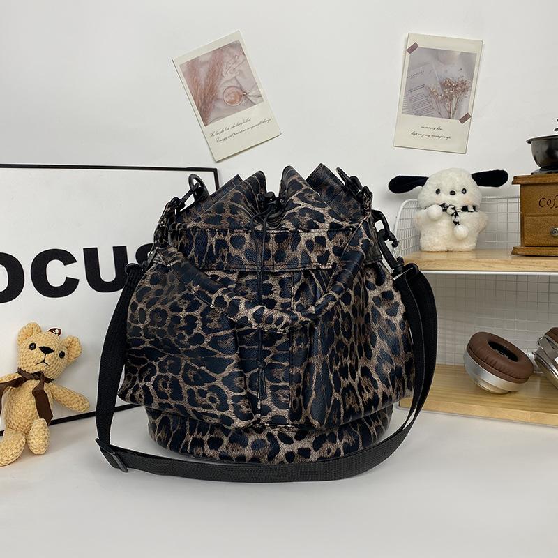 Bolsa mensageiro de ombro da moda 2025 inverno nova versátil ins estampa de leopardo bolsa balde de gás estrangeiro