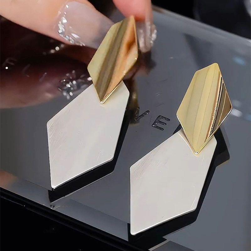 

Exaggerated Fancy Asymmetrical Sequin Earrings Female Fashion Style 2024 New Arrival Best Selling Tide Fashionable and Popular Earrings Gold and Silver Color Block Sequin Earrings