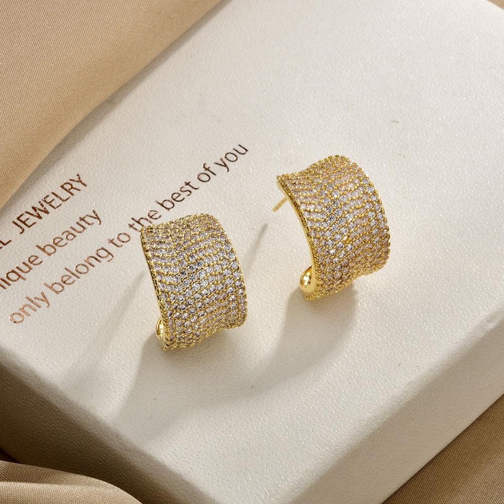 2026 High-End Full Zircon Micro-Pave C-Shape Earrings - Elegant Copper Gold Plated Wide Hoop Studs for Women Light Luxury Jewelry