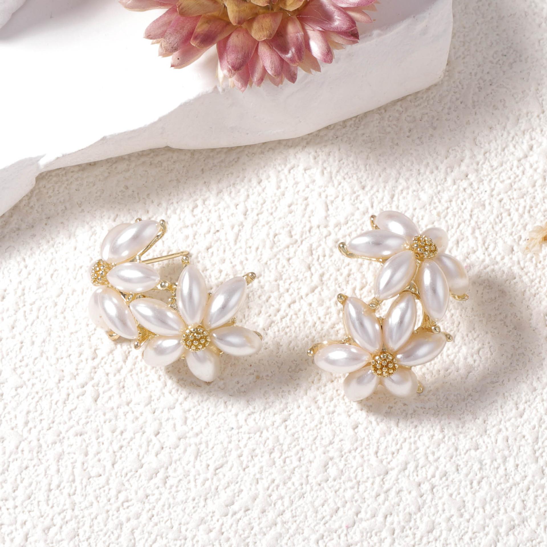 

Korean version of exquisite light luxury fairy fluttering fresh and sweet imitation pearl daisy stud earrings casual daily wear women білий