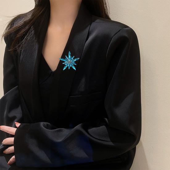 Shining Rhinestones Brooch Pin Fine Workmanship Colorful Irregular Star Shape Pin Costume Accessories
