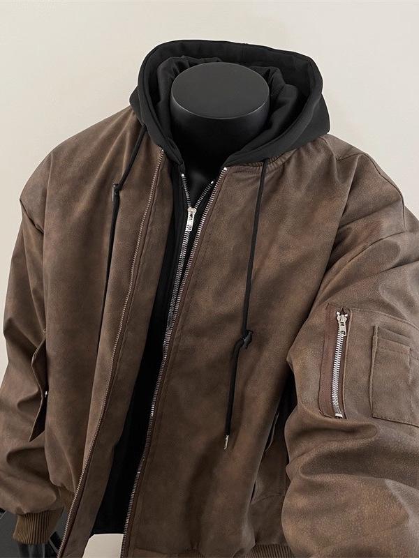 Stilvolle Herren-Kapuzenjacke aus gewaschenem PU-Leder - Robust, Fake-Zweiteiler-Silhouette, Maillard-Farbe.