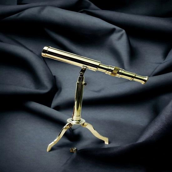 

Телескоп ручной работы с латунным штативом для украшения. Старинный телескоп.