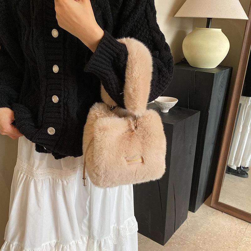 Plysjveske dame 2025 ny høst og vinter nisje lett luksus high-end håndveske skulder crossbody bøtteveske